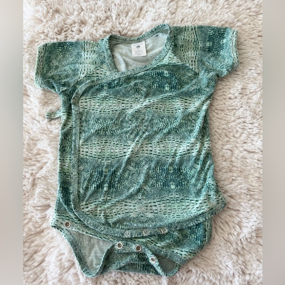 Kate Quinn Bamboo Short Sleeve Green Reptile Print Wrap Snap Onesie 12-18mos - Picture 2 of 8